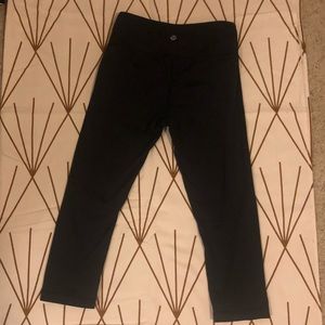 Cropped black lululemons